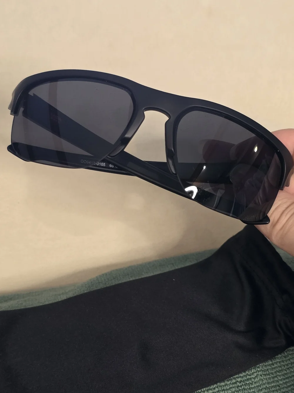 Oakley OO9413‑0165 Black Wrap Sunglasses – NWOT With Pouch (Unworn)  Sporty
